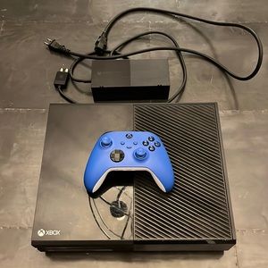 Xbox One with 1 controller and power cord